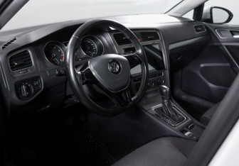 Подержанный автомобиль Volkswagen Golf Hatchback 2014 года (14 фото)