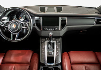Подержанный автомобиль Porsche Macan 2018 года (12 фото)