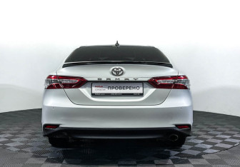 Подержанный автомобиль Toyota Camry Sedan 2019 года (6 фото)