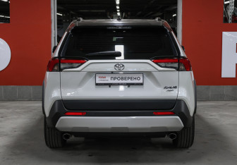 Подержанный автомобиль Toyota RAV4 2024 года (6 фото)