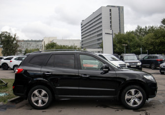 Подержанный автомобиль Hyundai Santa Fe 2012 года (3 фото)