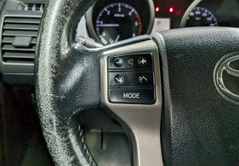Подержанный автомобиль Toyota Land Cruiser Prado 2012 года (28 фото)