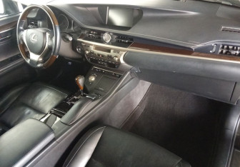 Подержанный автомобиль Lexus ES 2014 года (11 фото)