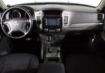 Подержанный автомобиль Mitsubishi Pajero 2015 года (13 фото)