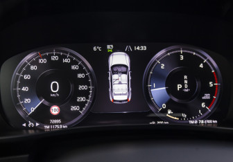 Подержанный автомобиль Volvo XC40 2019 года (17 фото)