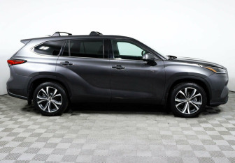 Подержанный автомобиль Toyota Highlander 2021 года (4 фото)