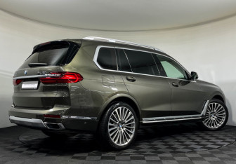 Подержанный автомобиль BMW X7 2021 года (2 фото)