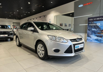 Подержанный автомобиль Ford Focus Hatchback 2014 года (3 фото)