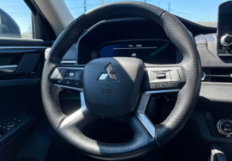 Подержанный автомобиль Mitsubishi Outlander 2023 года (14 фото)