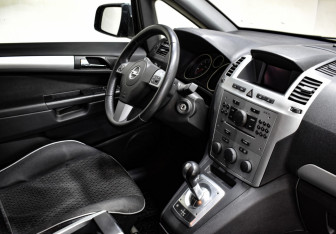 Подержанный автомобиль Opel Zafira Compactvan 2010 года (6 фото)