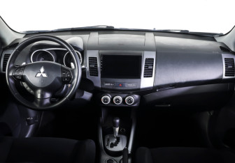 Подержанный автомобиль Mitsubishi Outlander 2007 года (12 фото)