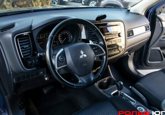 Подержанный автомобиль Mitsubishi Outlander 2014 года (17 фото)