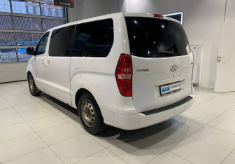 Подержанный автомобиль Hyundai H-1 2012 года (6 фото)