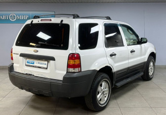 Подержанный автомобиль Ford Escape 2005 года (5 фото)