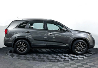 Подержанный автомобиль Kia Sorento 2015 года (4 фото)