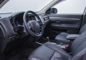 Подержанный автомобиль Mitsubishi Outlander 2020 года (10 фото)