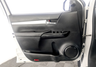 Подержанный автомобиль Toyota Hilux 2016 года (19 фото)