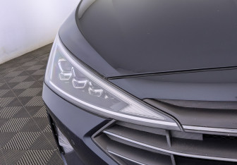 Подержанный автомобиль Hyundai Elantra Sedan 2019 года (11 фото)