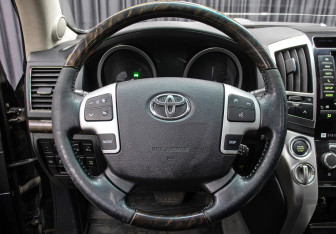 Подержанный автомобиль Toyota Land Cruiser Suv 2013 года (18 фото)