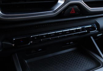 Подержанный автомобиль Geely Okavango 2022 года (22 фото)