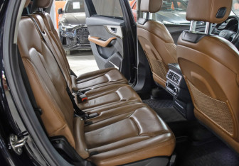 Подержанный автомобиль Audi Q7 2015 года (13 фото)