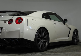 Подержанный автомобиль Nissan GT-R 2011 года (39 фото)
