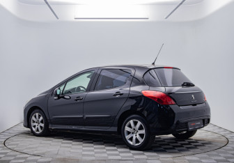 Подержанный автомобиль Peugeot 308 Hatchback 2011 года (7 фото)