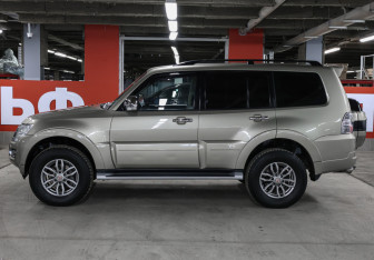 Подержанный автомобиль Mitsubishi Pajero 2017 года (8 фото)