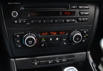 Подержанный автомобиль BMW X1 2013 года (17 фото)