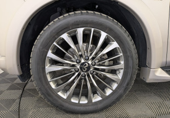 Подержанный автомобиль Infiniti QX80 2019 года (12 фото)