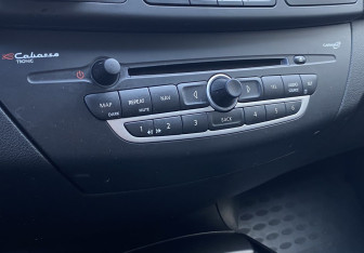 Подержанный автомобиль Renault Laguna Liftback 2009 года (15 фото)