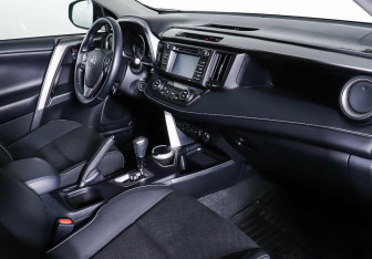 Подержанный автомобиль Toyota RAV4 2015 года (11 фото)