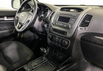 Подержанный автомобиль Kia Sorento 2015 года (9 фото)