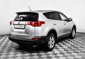 Подержанный автомобиль Toyota RAV4 2013 года (5 фото)
