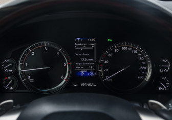 Подержанный автомобиль Lexus LX 2018 года (10 фото)
