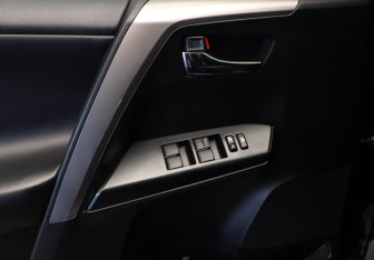 Подержанный автомобиль Toyota RAV4 2018 года (15 фото)