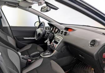 Подержанный автомобиль Peugeot 308 Hatchback 2010 года (11 фото)