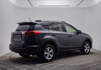 Подержанный автомобиль Toyota RAV4 2013 года (5 фото)