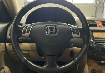 Подержанный автомобиль Honda Accord Sedan 2004 года (13 фото)