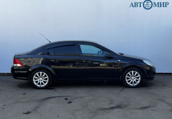 Подержанный автомобиль Opel Astra Sedan 2014 года (4 фото)