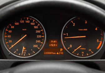 Подержанный автомобиль BMW X1 2012 года (11 фото)