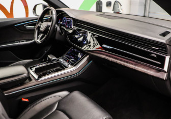 Подержанный автомобиль Audi Q8 2018 года (25 фото)