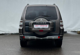 Подержанный автомобиль Mitsubishi Pajero 2012 года (6 фото)