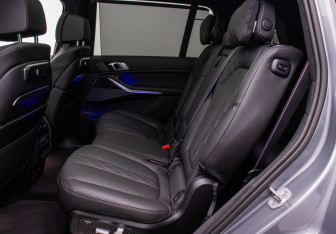 Подержанный автомобиль BMW X7 2023 года (9 фото)