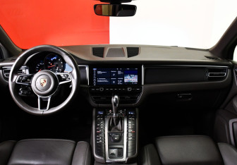 Подержанный автомобиль Porsche Macan 2019 года (11 фото)
