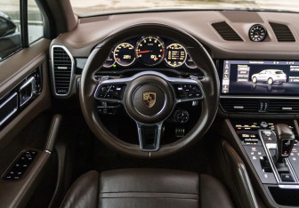 Подержанный автомобиль Porsche Cayenne 2019 года (14 фото)