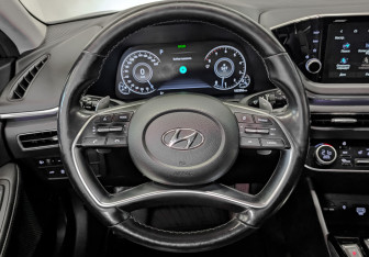 Подержанный автомобиль Hyundai Sonata 2022 года (21 фото)