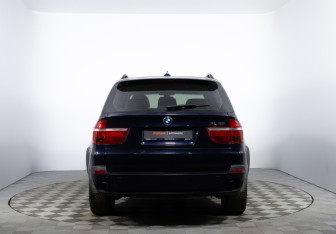 Подержанный автомобиль BMW X5 2010 года (6 фото)