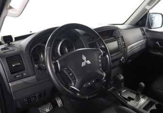 Подержанный автомобиль Mitsubishi Pajero 2012 года (13 фото)