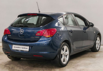 Подержанный автомобиль Opel Astra Hatchback 2011 года (5 фото)